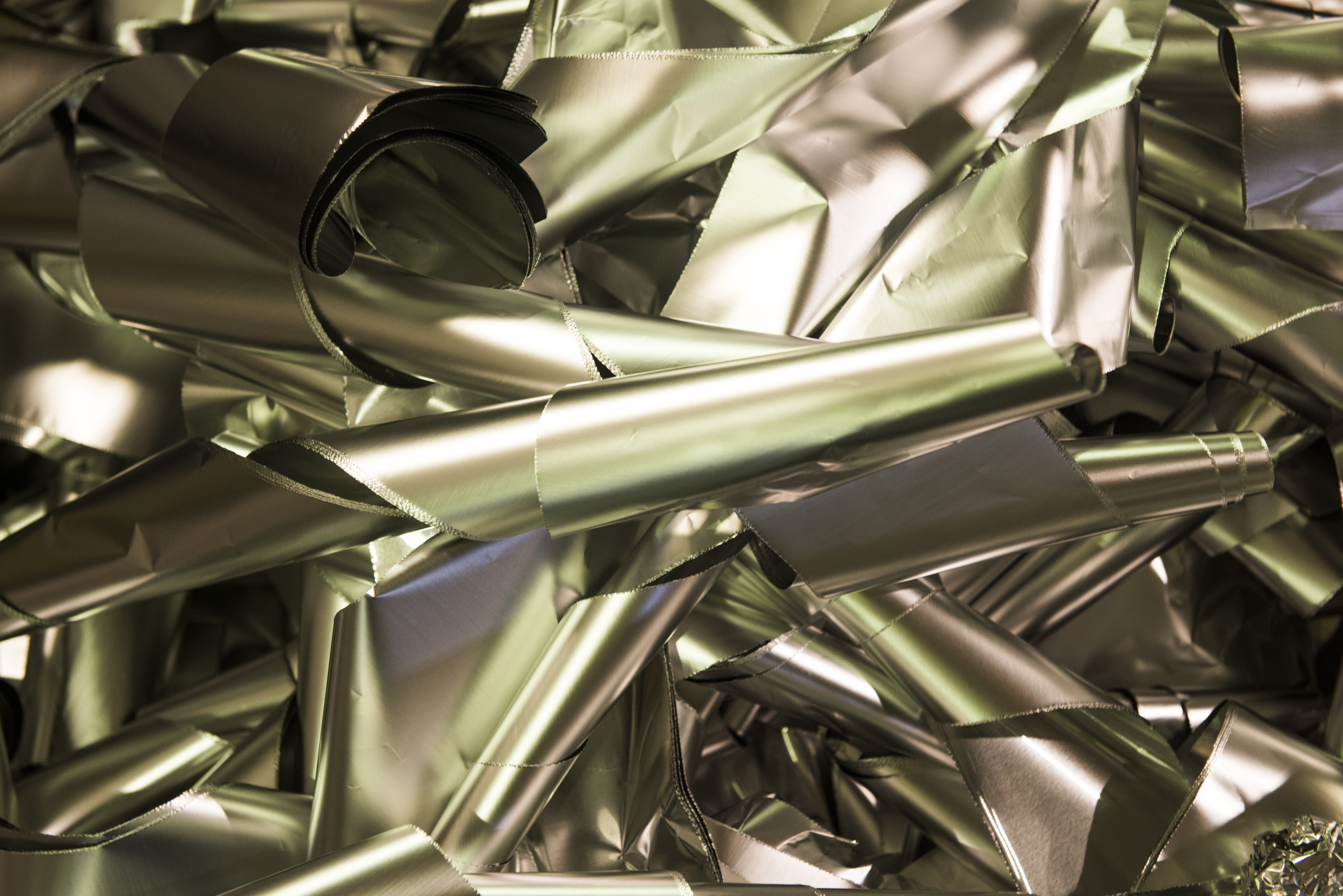 Curled aluminium sheet offcuts